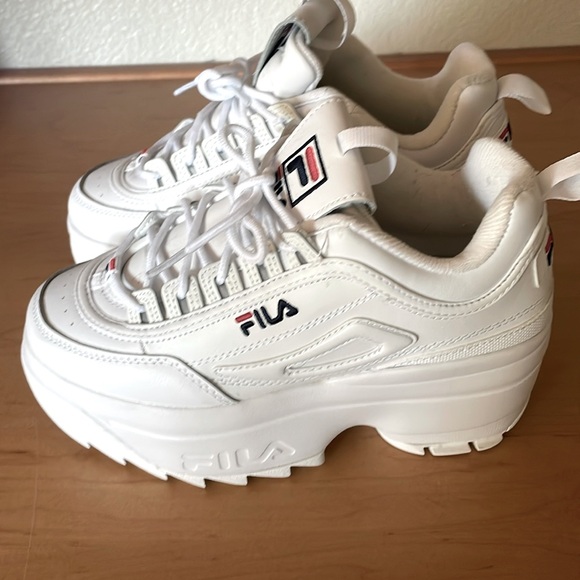Women’s size 7 Fila platform sneakers - Picture 1 of 4